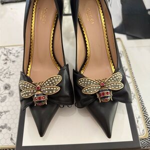 Gucci Black Heels with Embellished Insect Bow